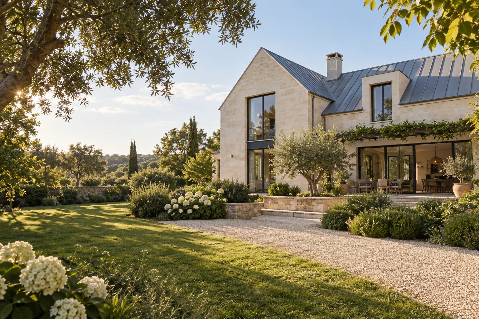 Maison contemporaine française entourée d’un jardin, visuel d’illustration