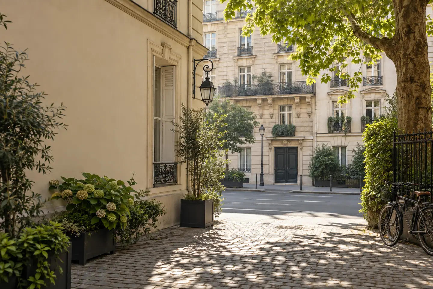 Illustration de rue résidentielle évoquant Paris