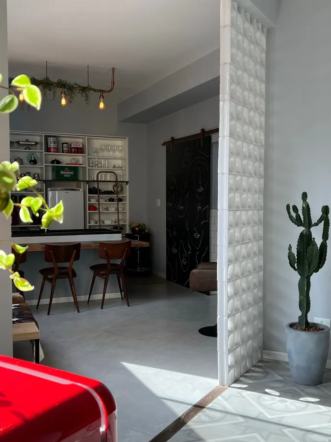 Coin repas d’un appartement avec table en bois et plantes