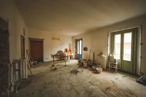 Pièce lumineuse en cours de rénovation avec matériaux et outils