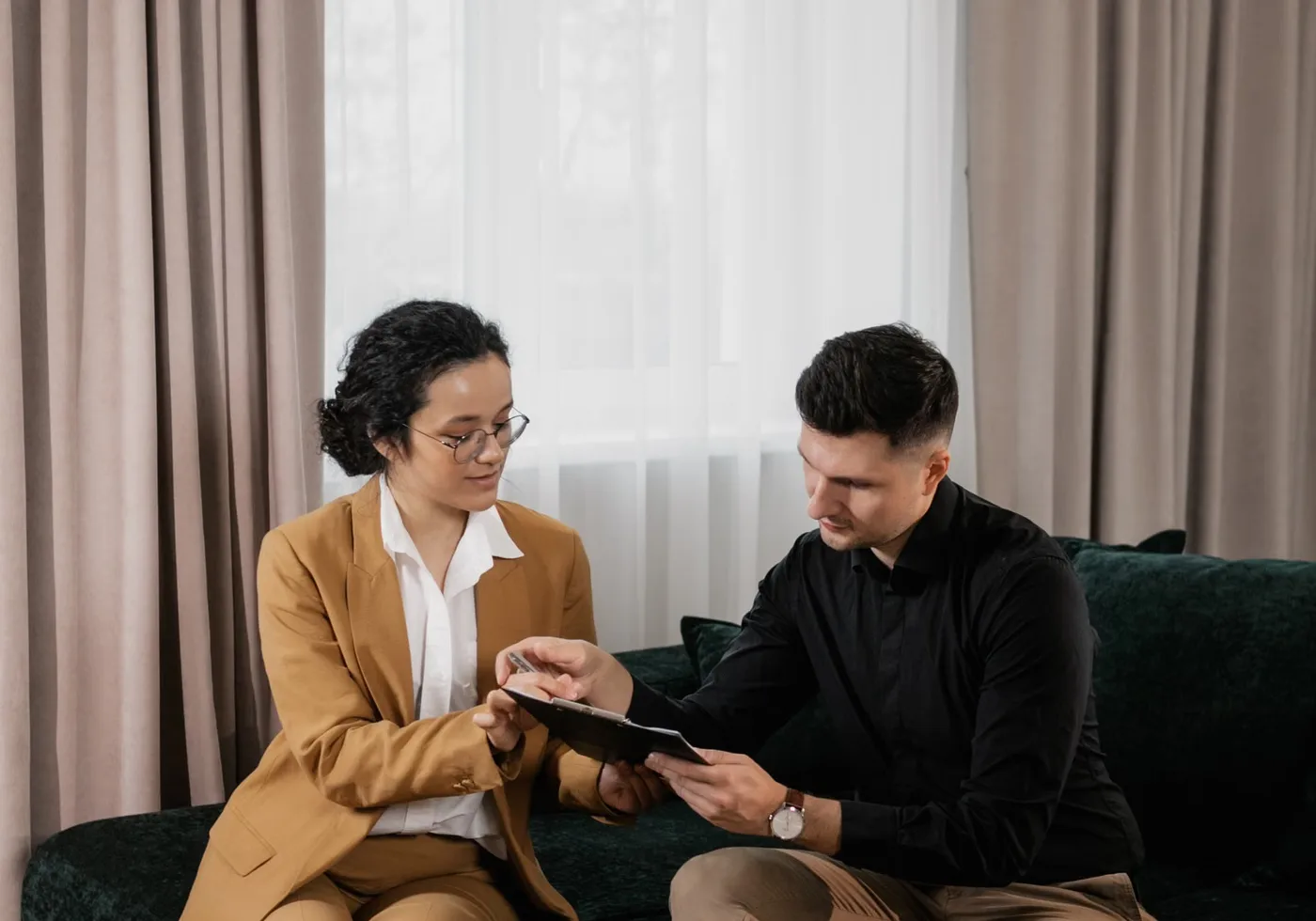 Professionnelle de l’immobilier présentant un document à un client dans un salon