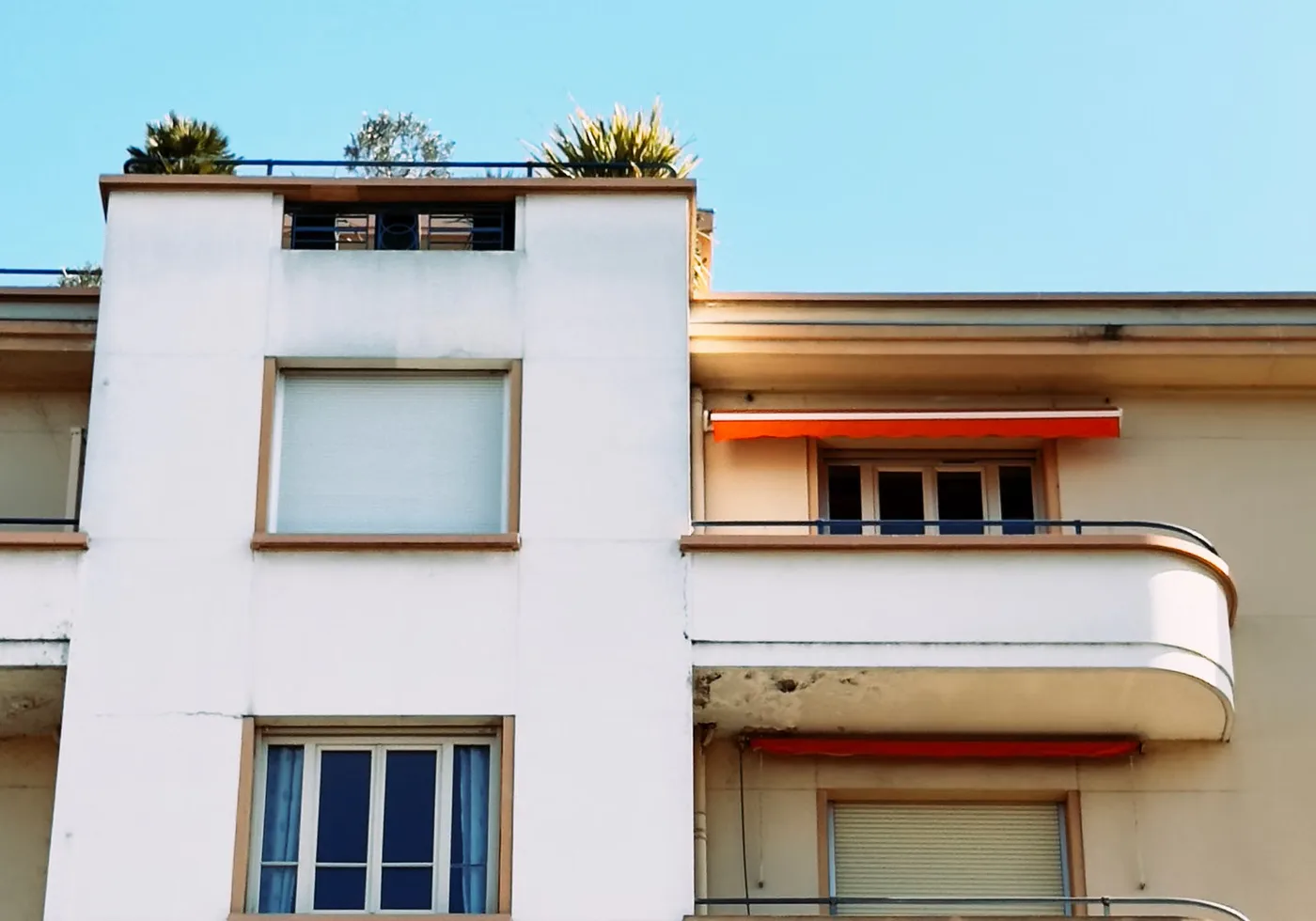 Immeuble résidentiel moderne avec balcons et stores rouges en France