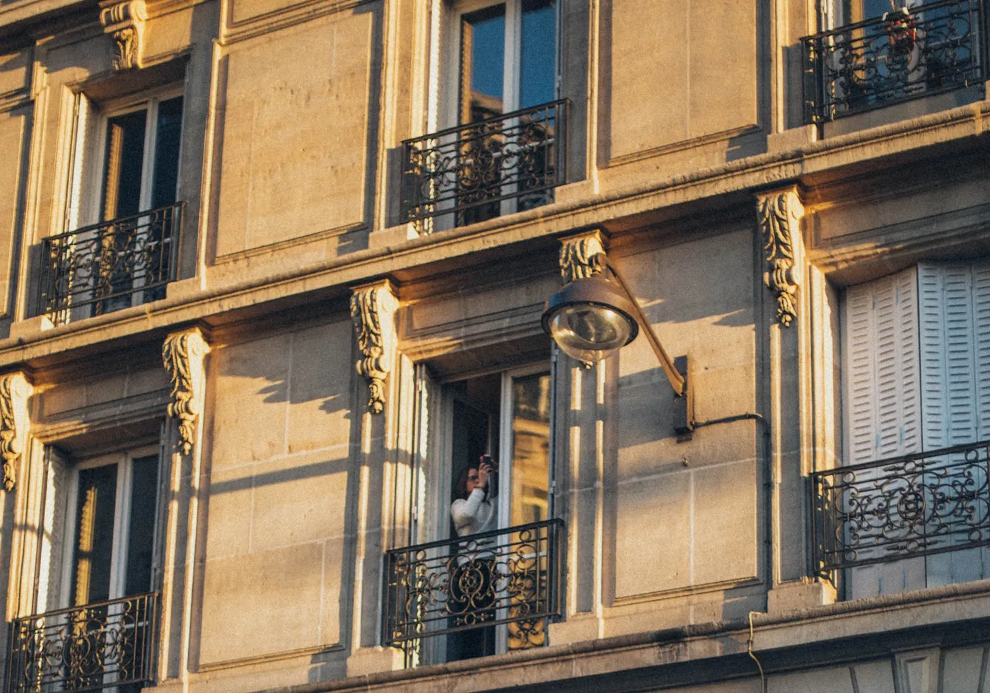 Façade d’un immeuble parisien avec balcons et fenêtres traditionnelles