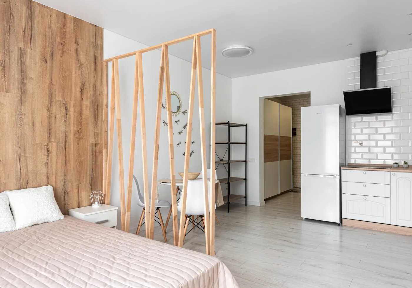 Appartement ouvert avec chambre, cuisine et mobilier en bois