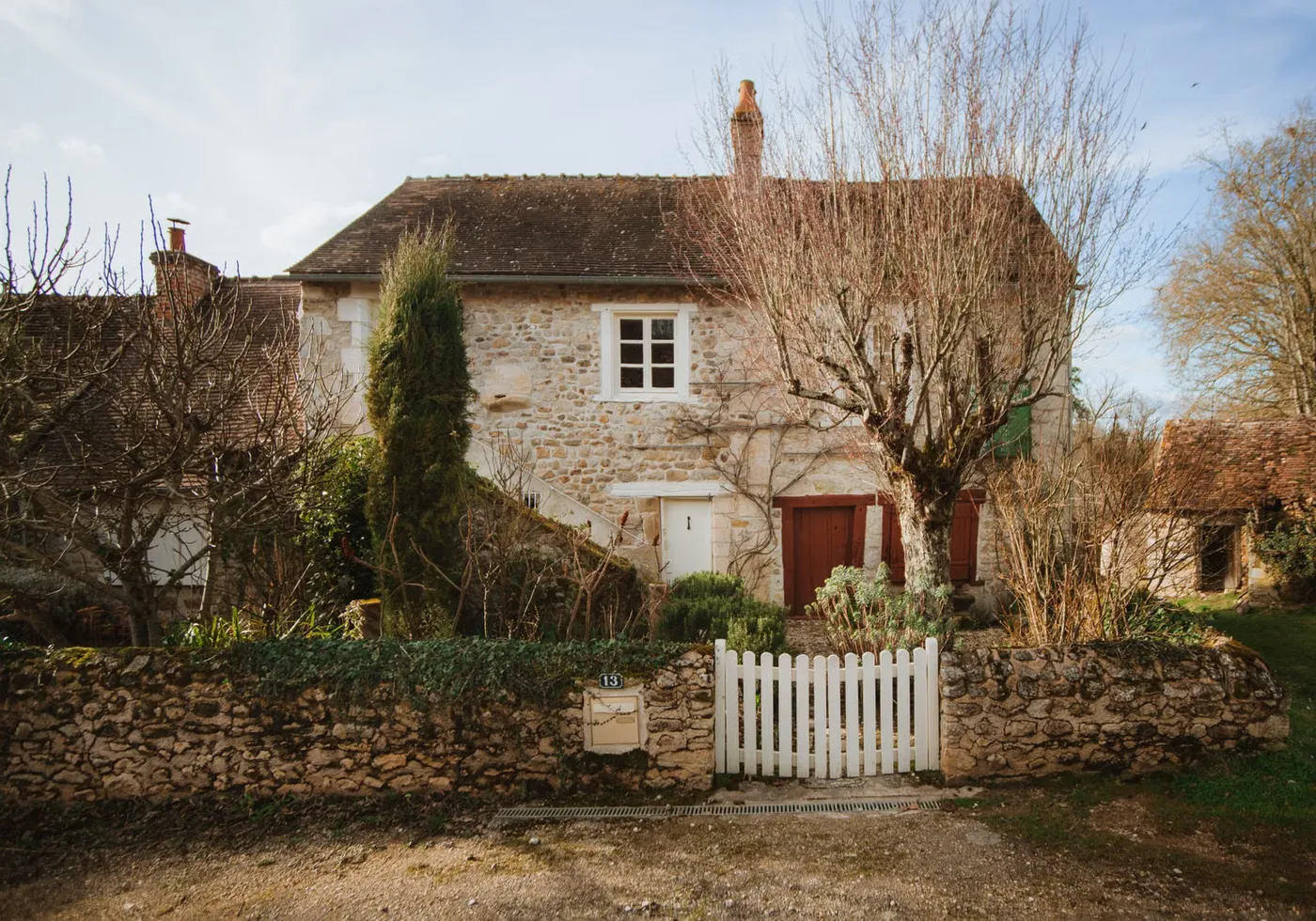 Maison ancienne en pierre dans la campagne française