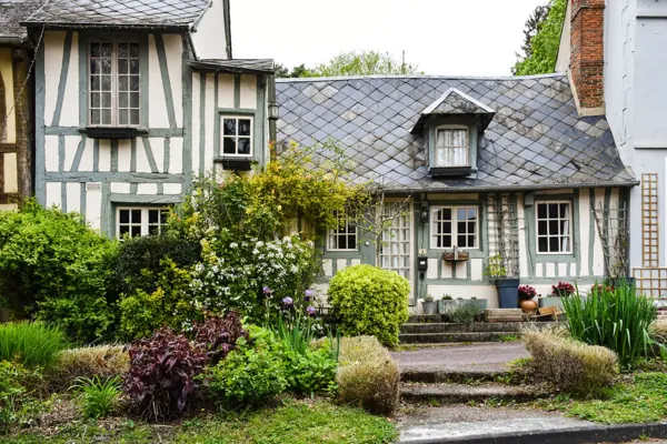 Maison à colombages dans un jardin fleuri en Normandie