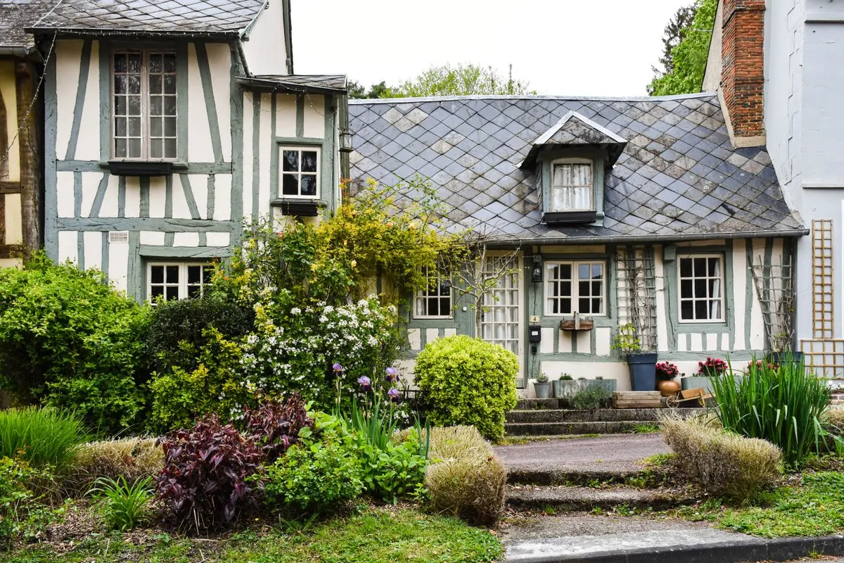 Maison à colombages dans un jardin fleuri en Normandie