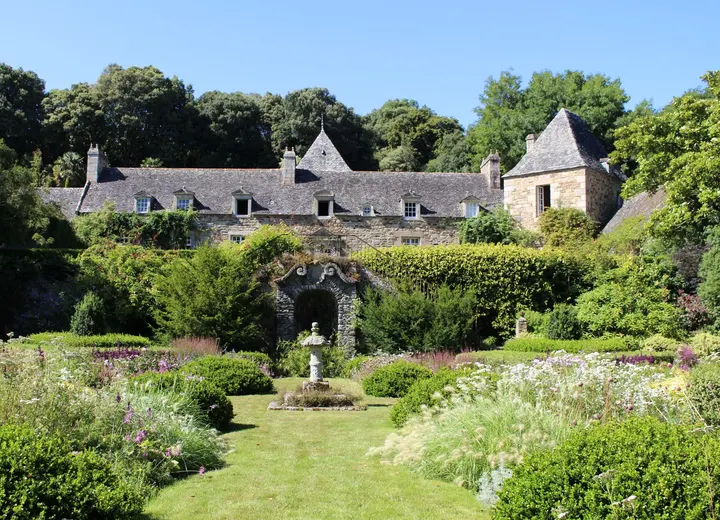 Maison de caractère française entourée d’un jardin paysager
