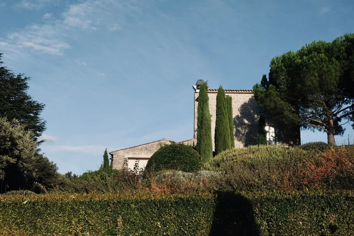 Maison en pierre entourée d’un jardin arboré en Provence