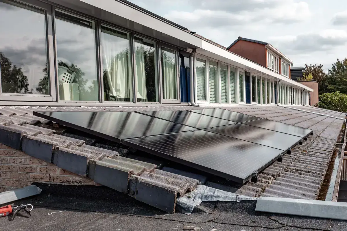 Panneaux solaires installés sur le toit d’une maison