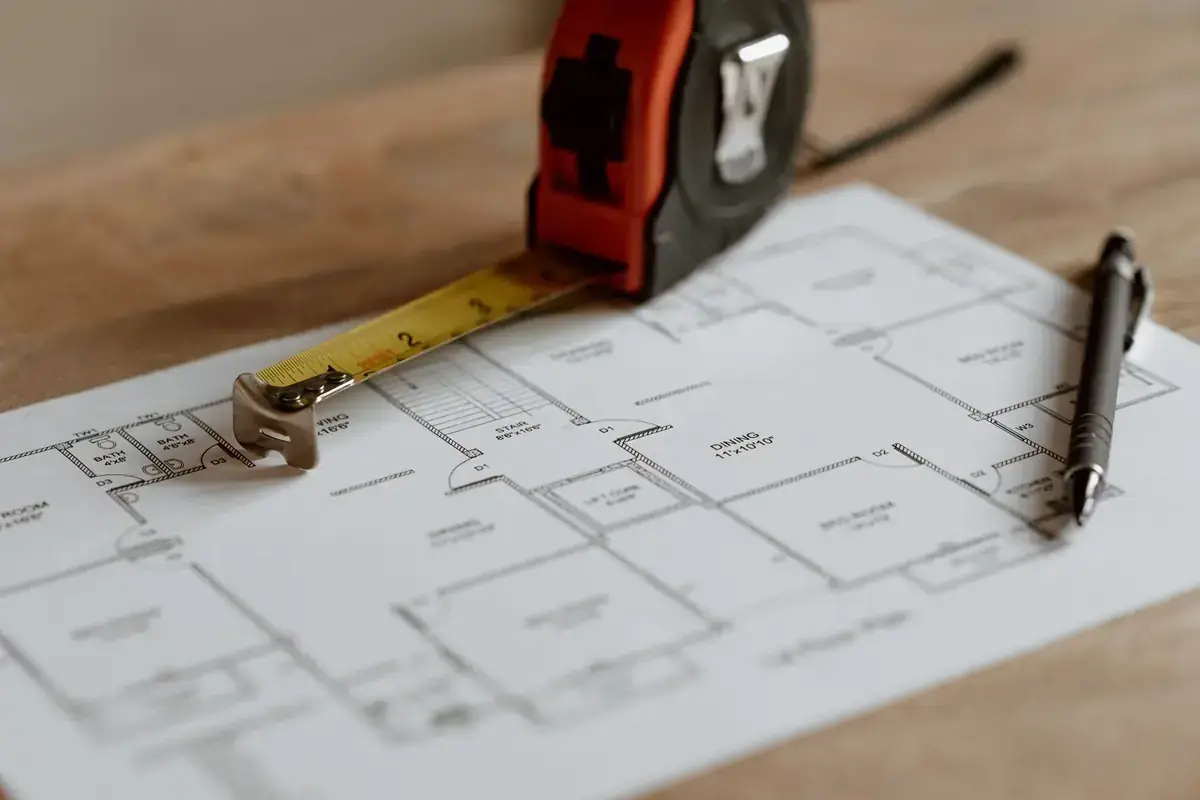 Plan de logement avec mètre ruban et outils de dessin