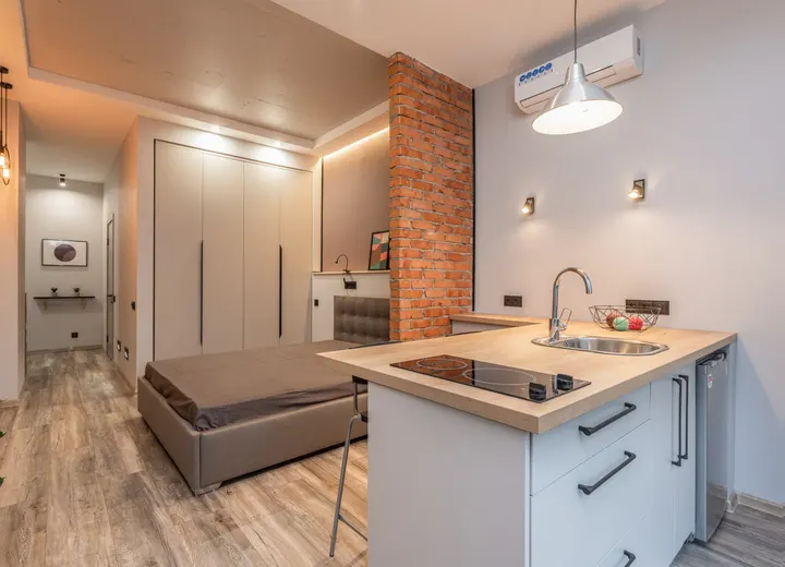 Studio contemporain réunissant cuisine et chambre dans un espace compact
