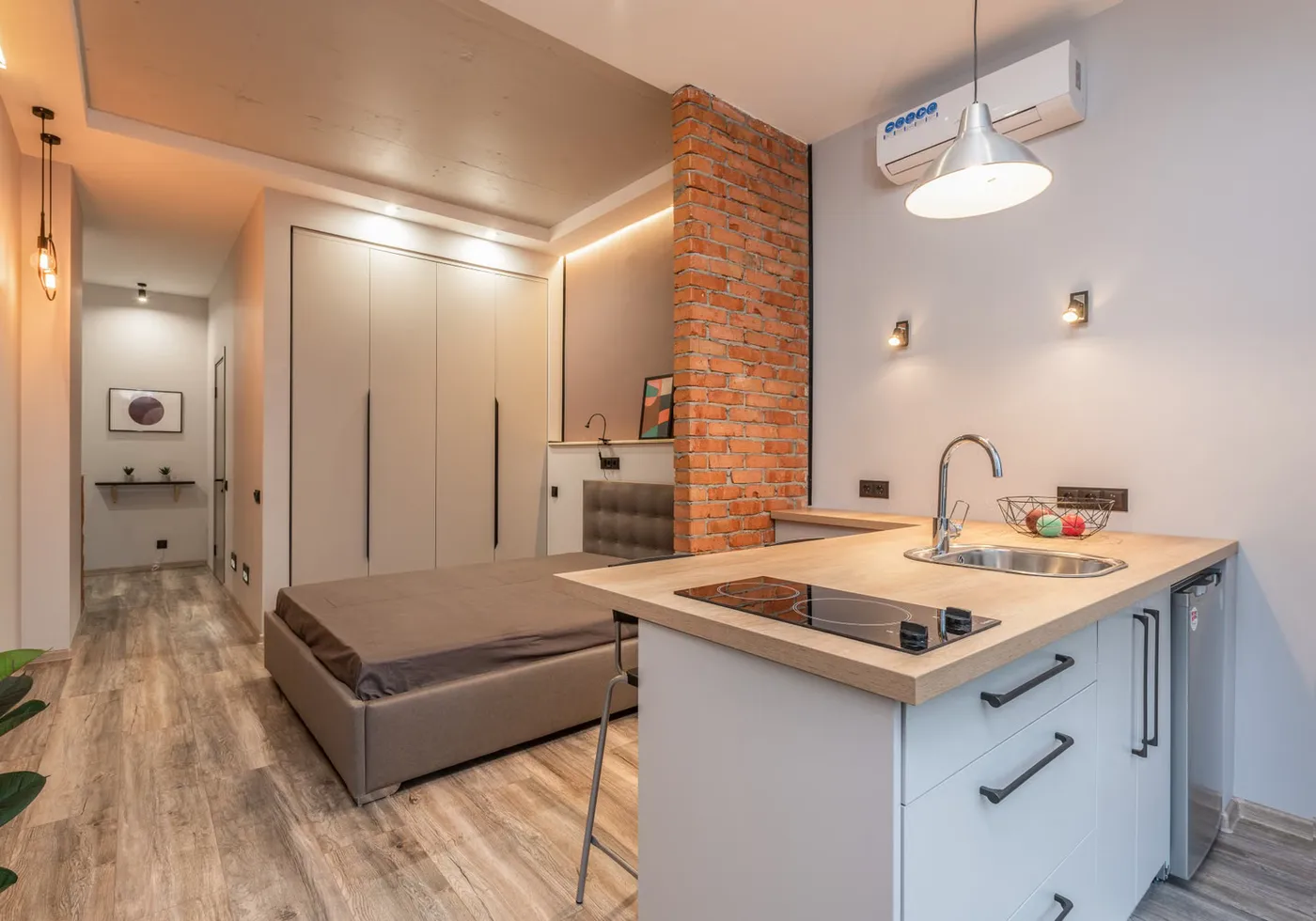 Studio contemporain réunissant cuisine et chambre dans un espace compact