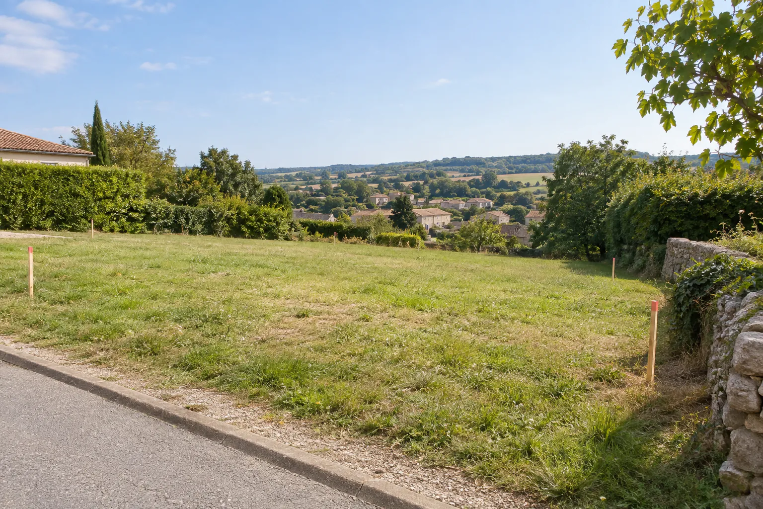 Terrain à bâtir en France avec accès, végétation et bornes visibles